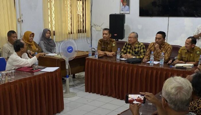 Calon Kuwu Tidak Lolos Seleksi Datangi Kantor DPMD Kabupaten Indramayu