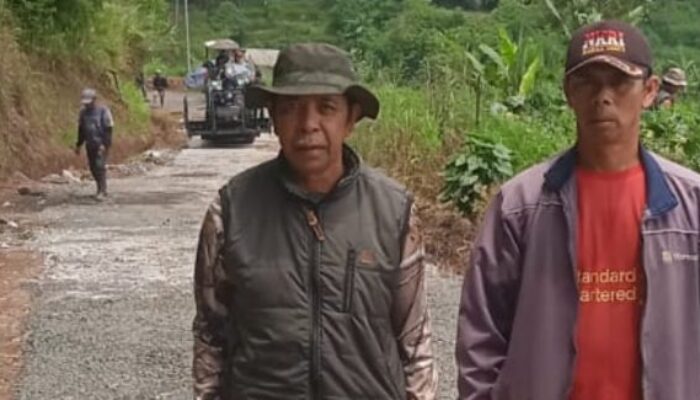 Pemdes Cijambu Perbaiki Jalan Menuju Wisata Kampoeng Ciherang
