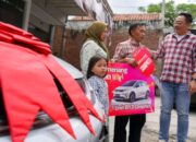 Mumu, Kepala Madrasah Aliyah di Bungbulang, Garut Menangkan Grand Prize Mobil Listrik BYD Dolphin dari Program Undian SIMPATI HOKI