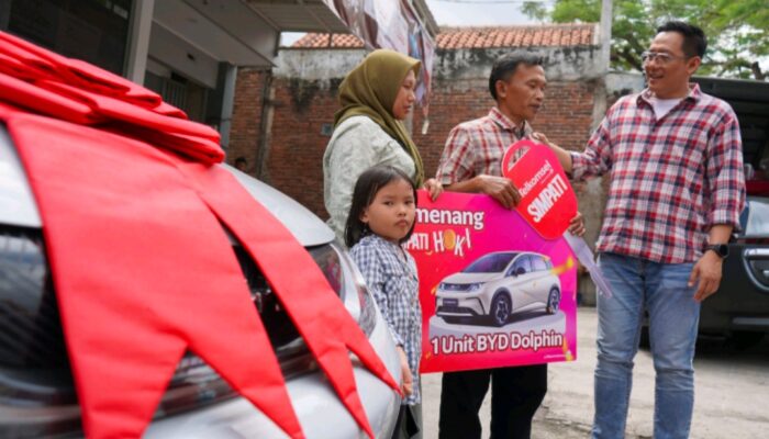 Mumu, Kepala Madrasah Aliyah di Bungbulang, Garut Menangkan Grand Prize Mobil Listrik BYD Dolphin dari Program Undian SIMPATI HOKI