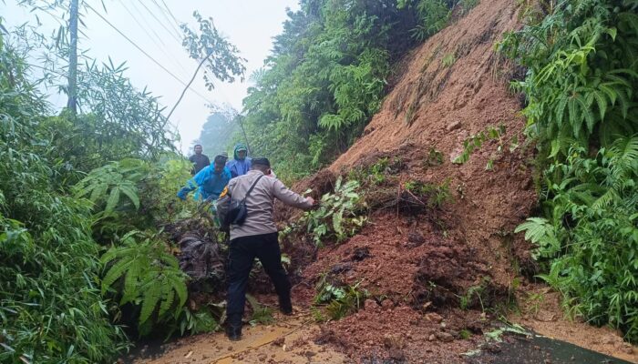 Longsoran Timbun Jalan di Bojonggambir, Arus Lalu Lintas Lumpuh Total