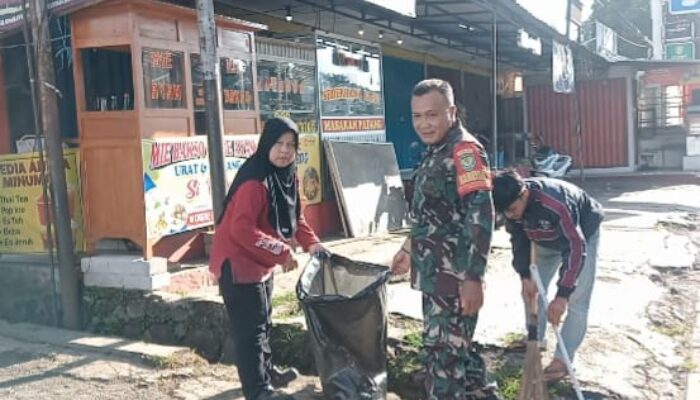 Jumat Bersih: Babinsa di Tanjungsari Pimpin Warga Bersihkan Lingkungan 