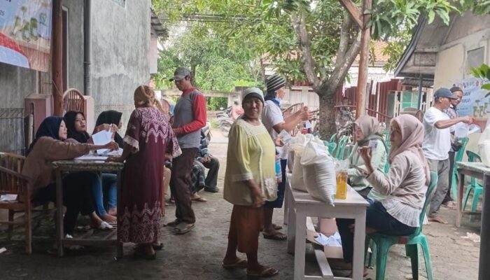 Warga Kecamatan Bongas Gembira, Terima Bantuan Pangan