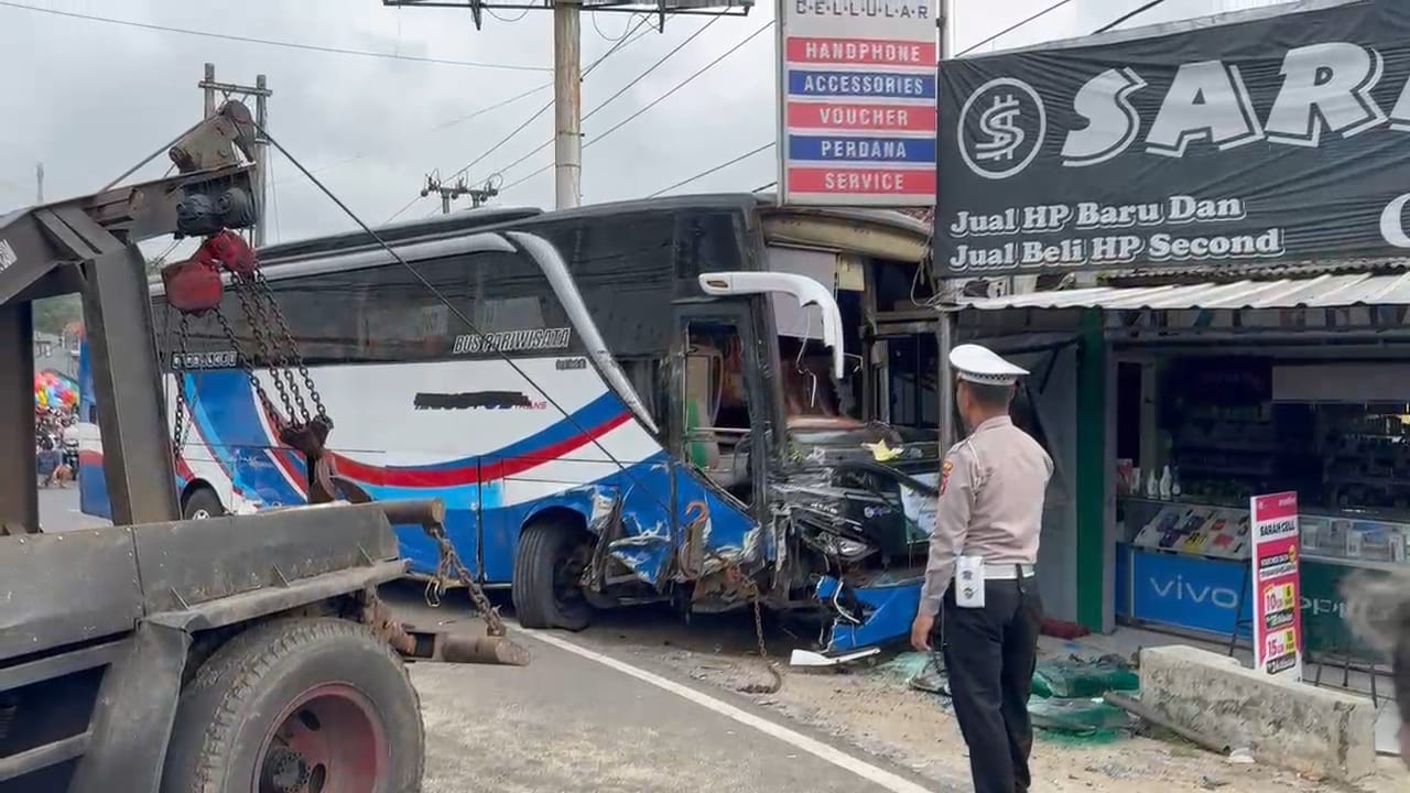 Truk dan Bus Tabrakan