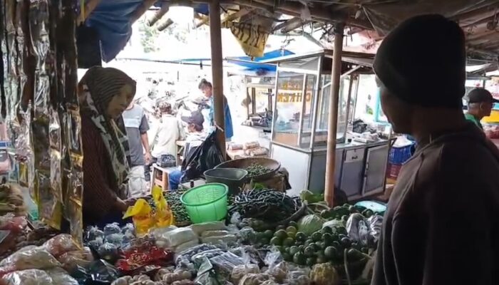 Harga Kebutuhan Pokok di Pasar Singaparna Meroket