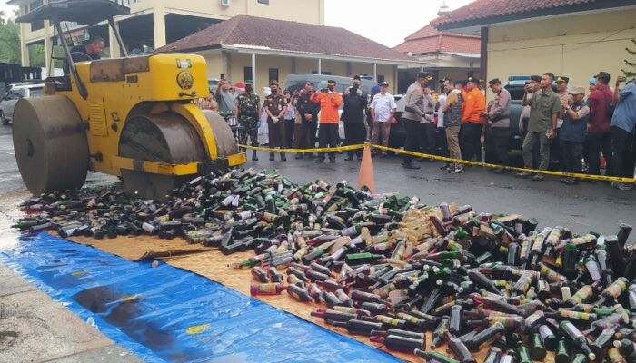 Ribuan Botol Miras Dimusnahkan, Hasil Rampasan Setahun