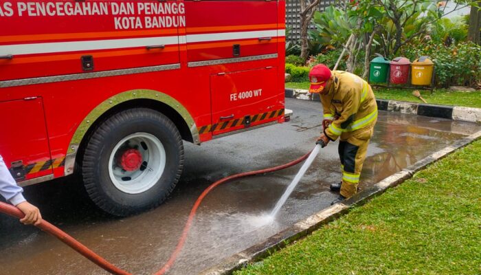 DLH dan Damkarmatan Bandung Bersihkan Kota Pasca Tahun Baru
