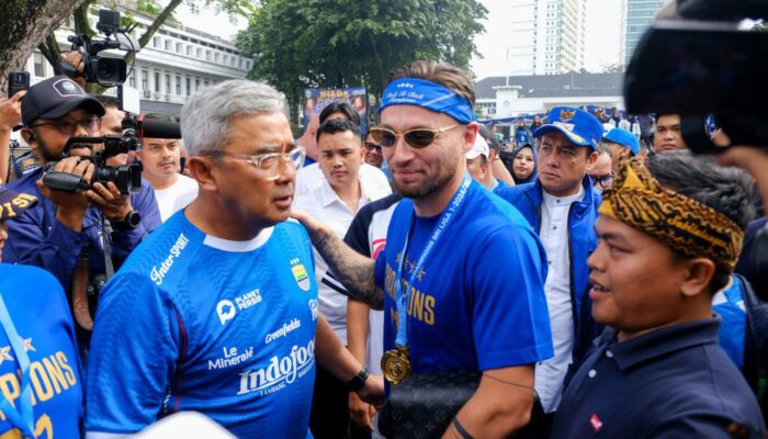 Cegah Penumpukan di GBLA, Wali Kota Bandung Perintahkan Camat Fasilitasi Nobar di Wilayah
