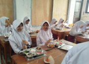 Ratusan Siswa UPTD SDN 3 Sukra wetan Suka Cita Terima MBG