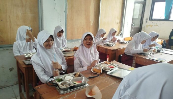 Ratusan Siswa UPTD SDN 3 Sukra wetan Suka Cita Terima MBG