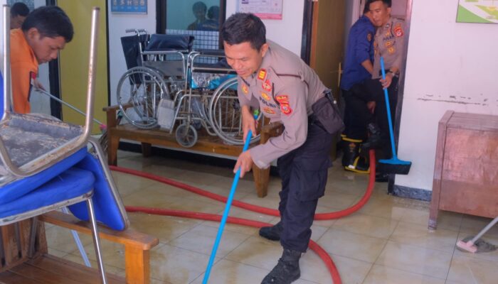 Sinergi Samapta Polda Jabar, Damkar, dan BPBD Bersihkan Sisa Banjir di Karangligar