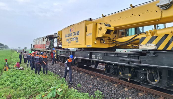 Insiden Maut di Dompyong Kulon, KA Menoreh Hantam Truk hingga Asisten Masinis Terluka