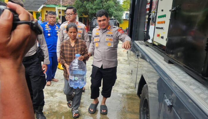 Peduli Korban Banjir Karawang, Polda Jabar Hadirkan Teknologi Penjernih Air