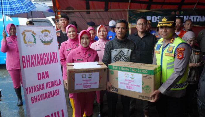Polda Jabar Kirim Bantuan Logistik ke Desa Karangligar
