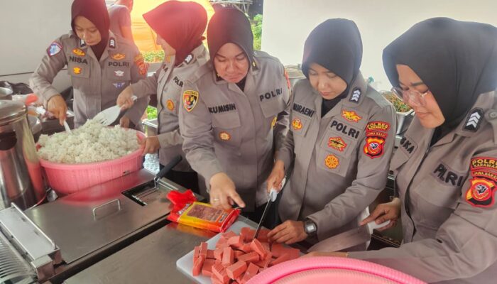 Pastikan Gizi Pengungsi Terpenuhi, Polwan Polda Jabar Turun Tangan di Dapur Lapangan Karawang