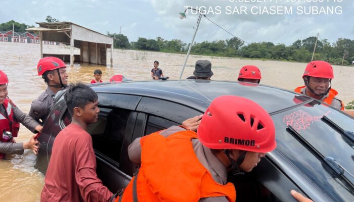 Brimob Jabar Evakuasi Mobil dan Perabot Warga dari Kepungan Banjir