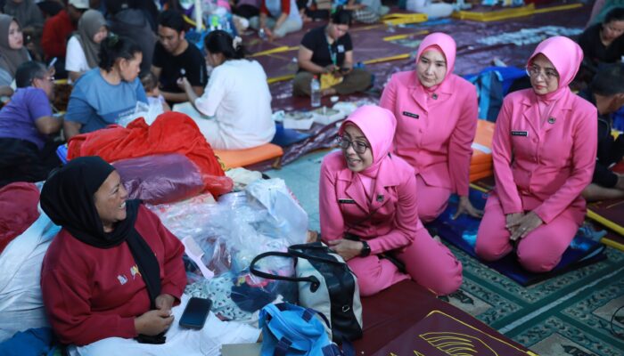 Bhayangkari Peduli, Ny. Juliati Sigit Prabowo Kirim Bantuan untuk Korban Longsor Cisarua KBB