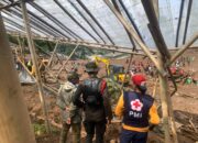 Siswa Diklatsarmil Menwa UPI Bahu-membahu Tangani Bencana Longsor di KBB