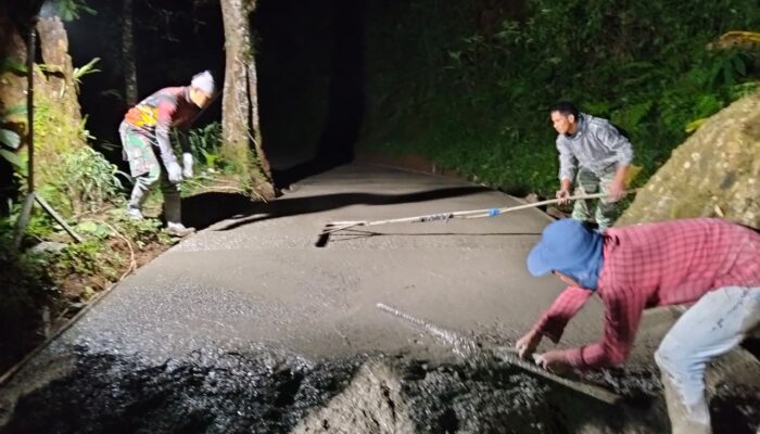 Gaspol:Danramil 2424/Ciwidey Pimpin Langsung Pengecoran Jalan TMMD di Gunung Leutik
