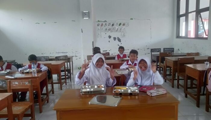 Ratusan Siswa SDN 3 Karangtumaritis Indramayu Sumringah Terima Makan Bergizi Gratis