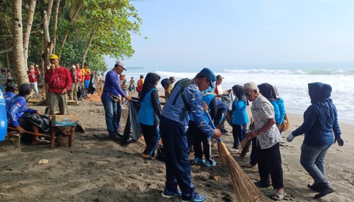 Wujudkan Indonesia ASRI, Lanal Bandung dan Warga “Kepung” Sampah di Pantai Batukaras