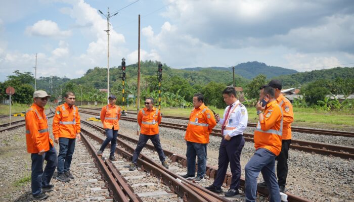 Antisipasi Cuaca Ekstrem dan Jalur Rawan, KAI Daop 2 Sebar Petugas Ekstra dan Alat Material Siaga
