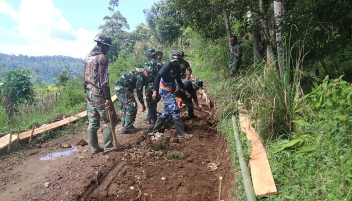 Sinergi Tanpa Batas, Satgas TMMD dan Warga Cipelah ‘Ngabret’ Bangun Jalan Desa