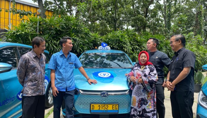 Taksi Listrik Pertama Hadir di Bandung, Bluebird Siapkan 50 Unit Armada Ramah Lingkungan