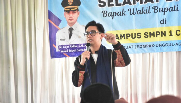 Wabup Sumedang dan Farah Putri Nayla Kolaborasi Salurkan Ratusan Paket Alat Sekolah bagi Pelajar