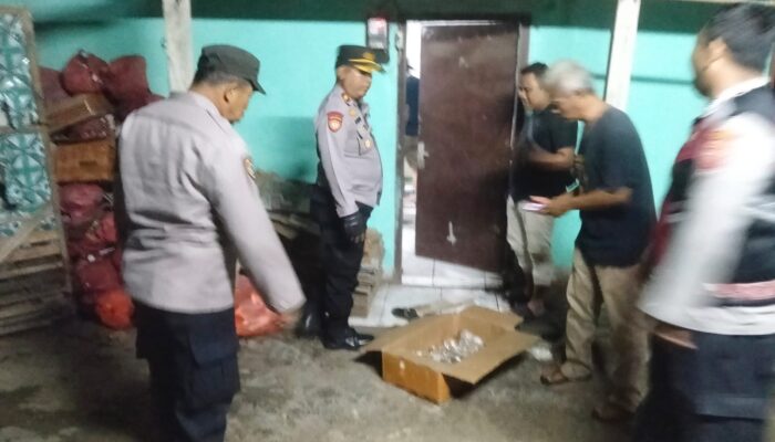 Sikat Peredaran Miras di Warung Remang-remang, Polsek Patokbeusi Amankan 80 Botol Arak Bali