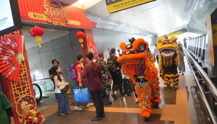 Warna Merah Imlek Hiasi Stasiun-stasiun Daop 2, Penumpang Meningkat Tajam