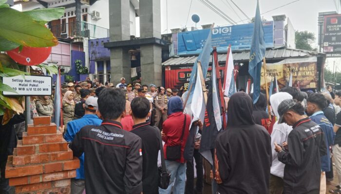 LSM Pemuda dan Mahasiswa Unjuk Rasa di Lembur Pakuan Subang, Ada Aksi Penghadangan