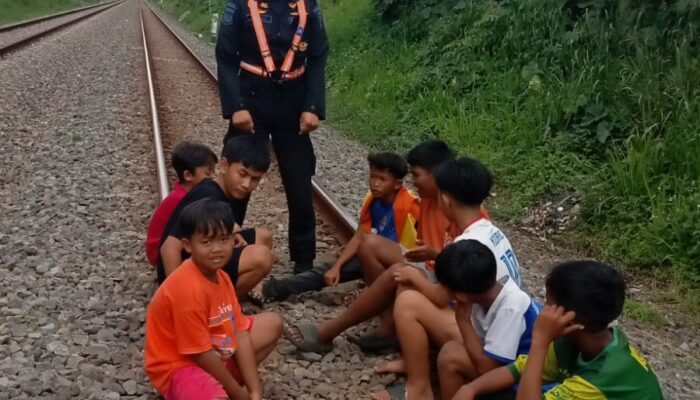 Nyawa Taruhannya, Daop 2 Bandung Larang Warga Ngabuburit dan Beraktivitas di Sepanjang Rel Kereta