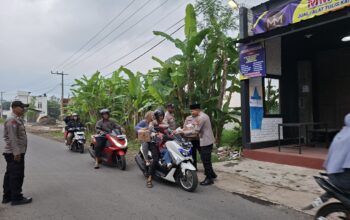 Menjemput Berkah di Tengah Rintik Hujan: Aksi Peduli Anggota Polsek Leuwisari untuk Masyarakat