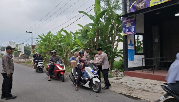 Menjemput Berkah di Tengah Rintik Hujan: Aksi Peduli Anggota Polsek Leuwisari untuk Masyarakat