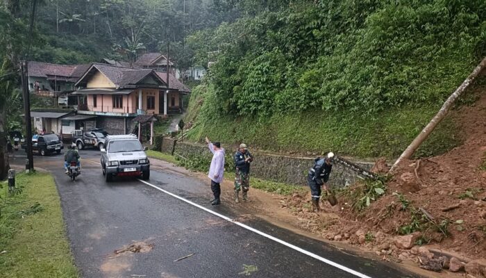 Hujan Sebabkan Tebing 10 Meter Longsor, Jalur Salawu Terganggu