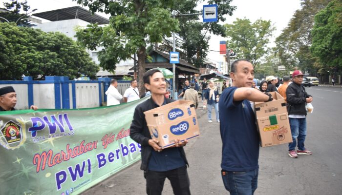 Menebar Kebaikan di Bulan Suci, Pokja PWI Kota Bandung Bagikan Takjil Gratis