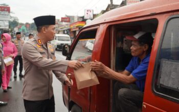 Ramadan Berkah Polres Tasikmalaya, Bagi-bagi Takjil Bareng Ojol