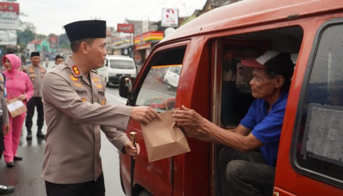 Ramadan Berkah Polres Tasikmalaya, Bagi-bagi Takjil Bareng Ojol