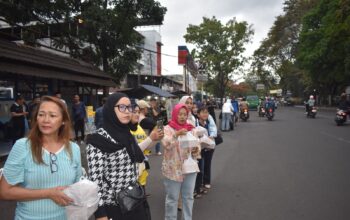8 Tahun Konsisten, Pokja PWI Kota Bandung Tebar Ratusan Paket Takjil di Sidolig