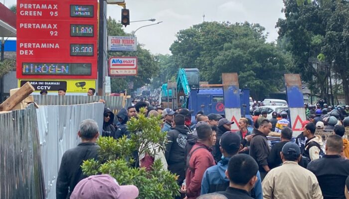 SPBU Cibeureum Kebon Kopi Disegel Akibat Sengketa, Jalur Cimahi-Bandung Macet Parah