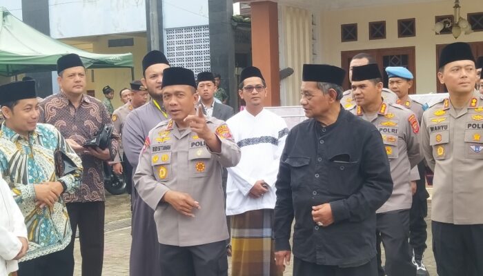Sambangi Pesantren Cipasung; Kapolda Jabar Keliling Pesantren, Diminta Fasilitasi Santri Jadi Polisi