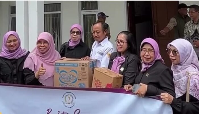 Obati Duka Pengungsi, Srikandi Parlemen Jabar Turun Langsung ke Lokasi Longsor di Pasirlangu