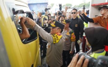 Sentuhan Humanis Operasi Ketupat, Polwan dan TNI Berbagi Sembako untuk Pemudik