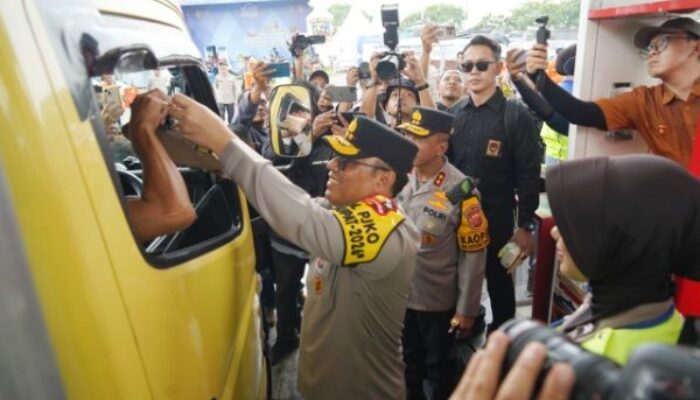 Sentuhan Humanis Operasi Ketupat, Polwan dan TNI Berbagi Sembako untuk Pemudik