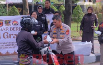 Wujudkan Polri Humanis, Bid Humas Polda Jabar Bagikan Ratusan Paket Takjil untuk Pengguna Jalan