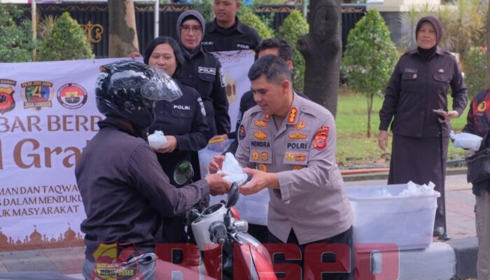 Wujudkan Polri Humanis, Bid Humas Polda Jabar Bagikan Ratusan Paket Takjil untuk Pengguna Jalan