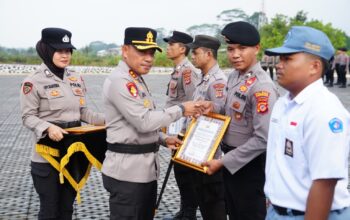Sinergi Jaga Kamtibmas, Sejumlah Polisi dan Pelajar di Pangandaran Terima Penghargaan