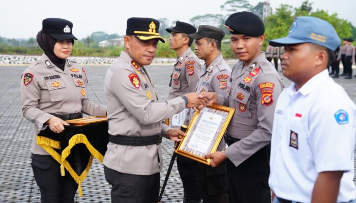 Sinergi Jaga Kamtibmas, Sejumlah Polisi dan Pelajar di Pangandaran Terima Penghargaan