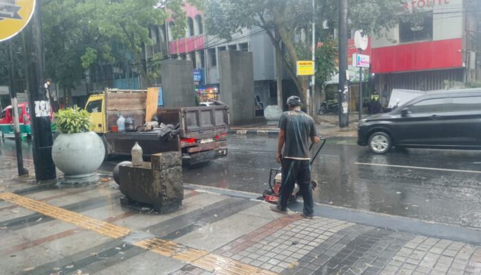 Kejar Target Jelang Lebaran, Proyek IPT di Kota Bandung Tetap “Ngabret” Meski Diguyur Hujan